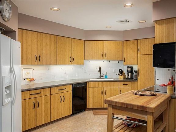 4th image of 192 Castlebrook Ln