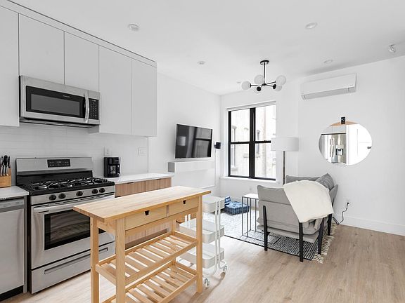 3rd image of 913 Saint Marks Ave #3PRIVATEROOM5