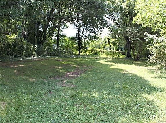 Nicely enclosed backyard backs up to Davis park with beautiful trees for privacy and shade.