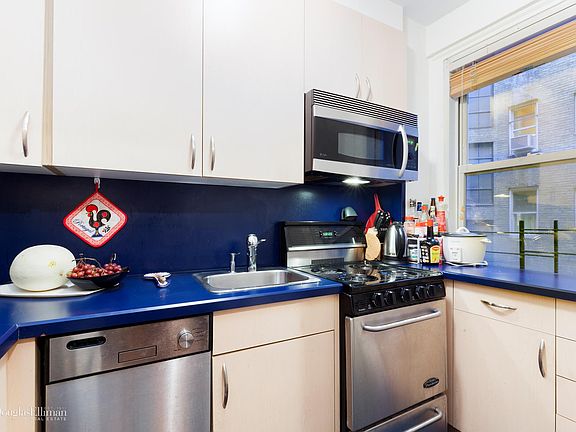 3rd image of 321 E 43rd St APT 504