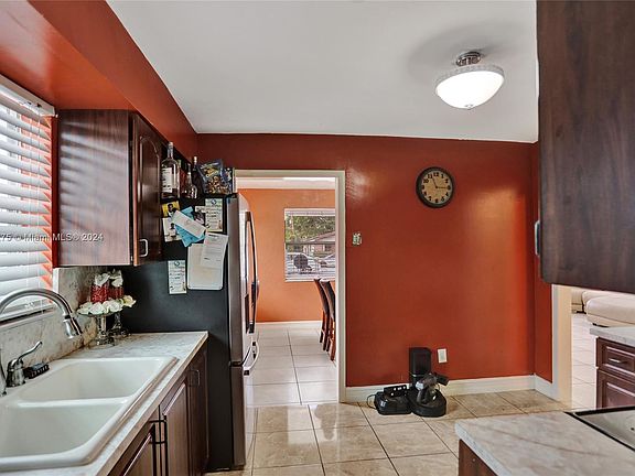 4th image of 4021 SW 25th St
