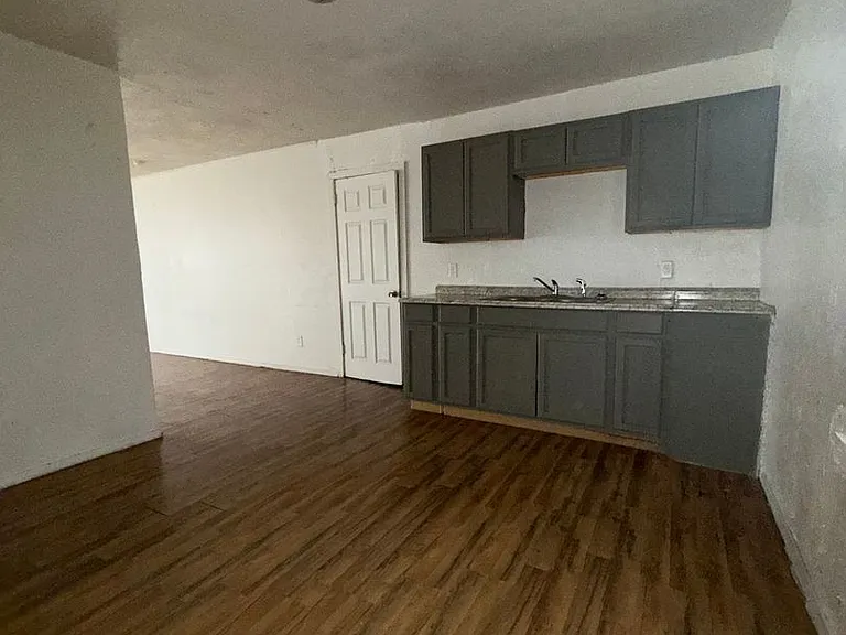 613 W Avenue Gln #D — Photo 7