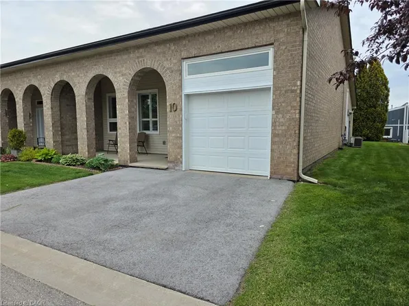 10 Archdeacon Clark Trl, Hamilton, ON L9B 2M2