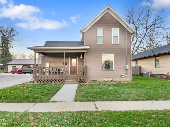 216 S Cedar St, Monticello, IA 52310