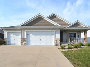 6230 Robinwood Ln, Marion, IA 52302