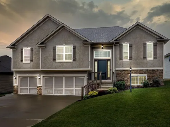 4300 Stonegate Dr, Saint Joseph, MO 64505