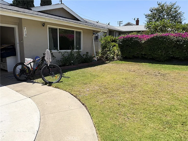 910 Orangewood Dr — Photo 2