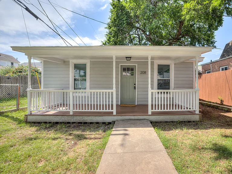 208 E Carson St — Photo 1
