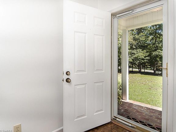 3rd image of 3615 Lakeshore Dr