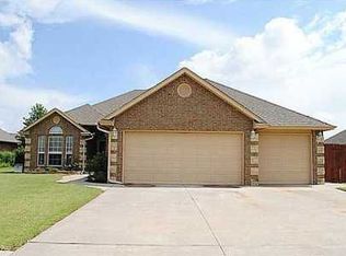 2200 Oak Dr, Moore, OK 73170