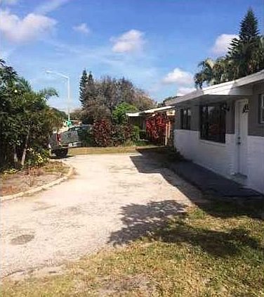 3rd image of 2450 N Seacrest Blvd