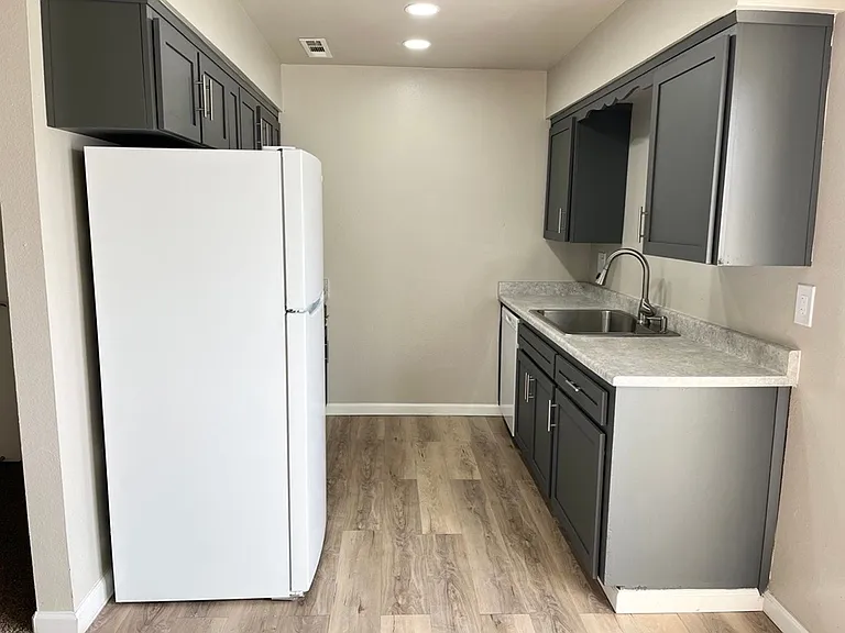 Cedar Apartments — Photo 5