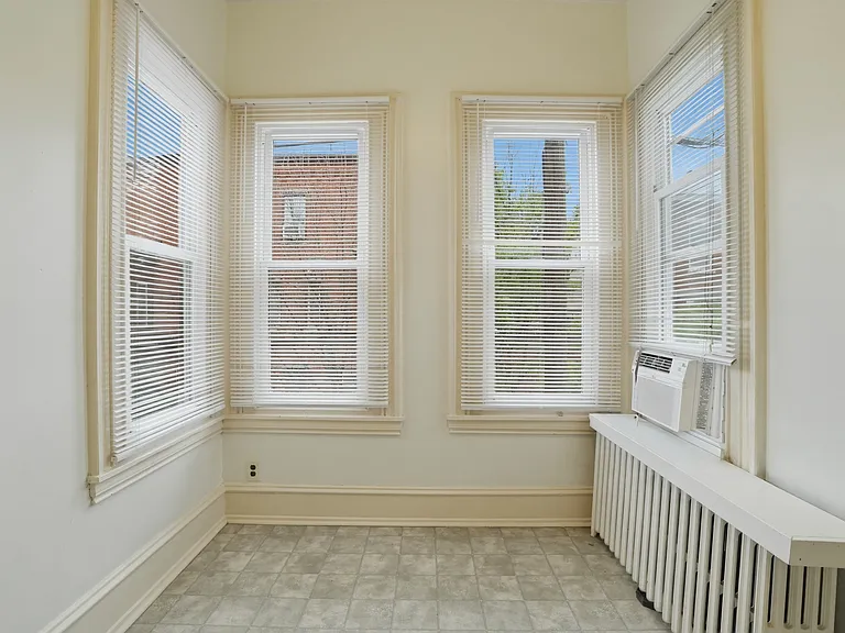 2441 Brown St #2R — Photo 7