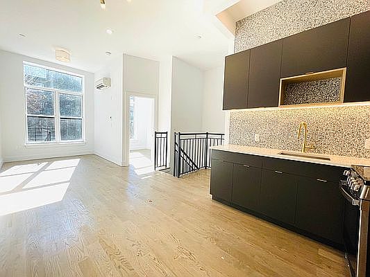 1st image of 424 Gates Ave #1B