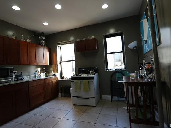5th image of 2115 33rd St APT 5F