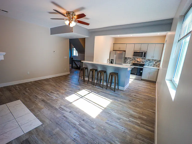 2102 Broadway Ave #1 — Photo 5