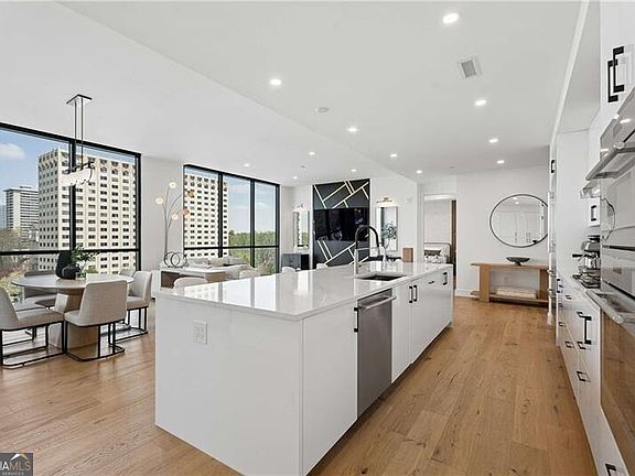 4th image of 2425 Peachtree Rd NE Unit 901