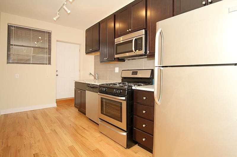 1st image of 6703 N Clark St APT 3