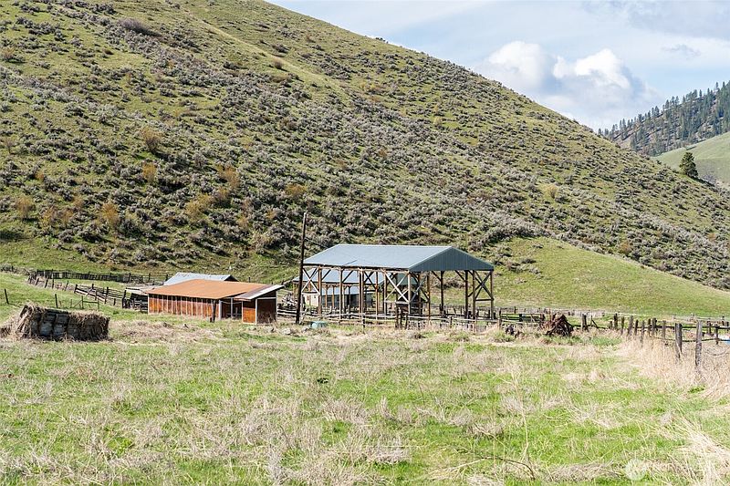 3rd image of 7993 Nahahum Canyon Road