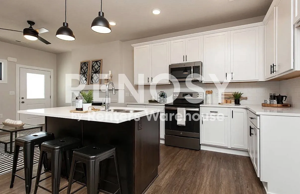 Two Bedroom Townhouse — Photo 3