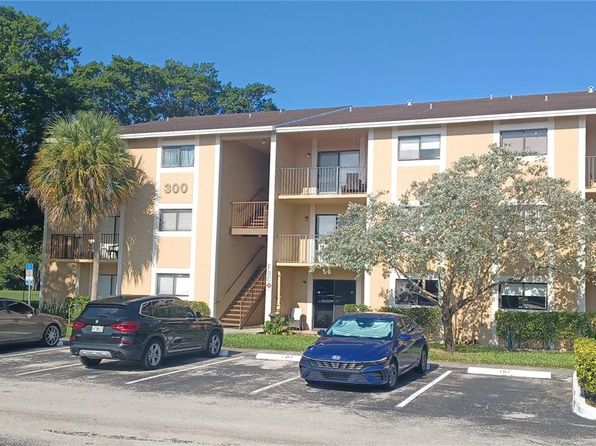 300 Palm Cir W APT 105