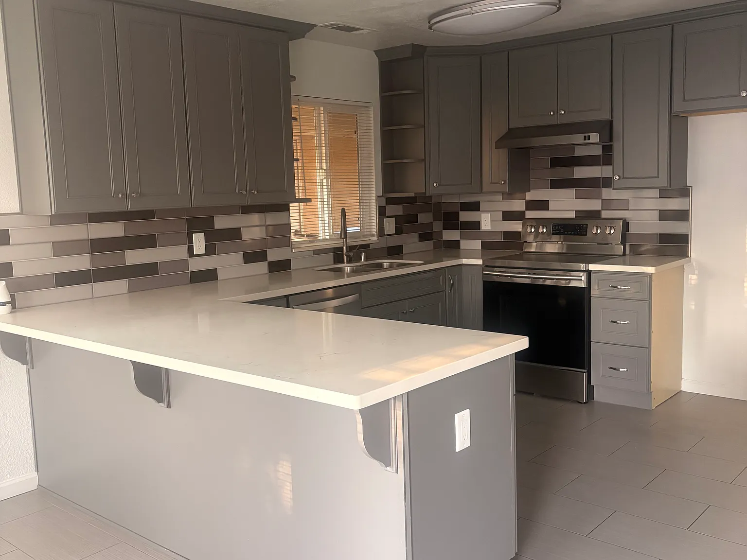 3 bed, 1140 sqft, $1,900 — Photo 3