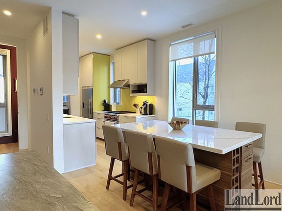 4th image of 15 Cummings St #Townhouse 1