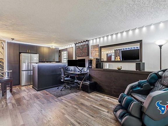 4th image of 215 N 25th Ave SW #101