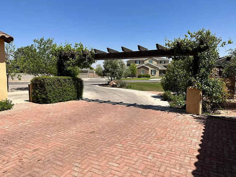 N Spencer Ln — Photo 27