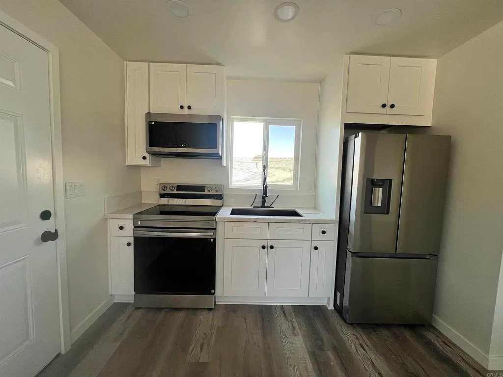 1 bed, 400 sqft, $2,100 — Photo 2