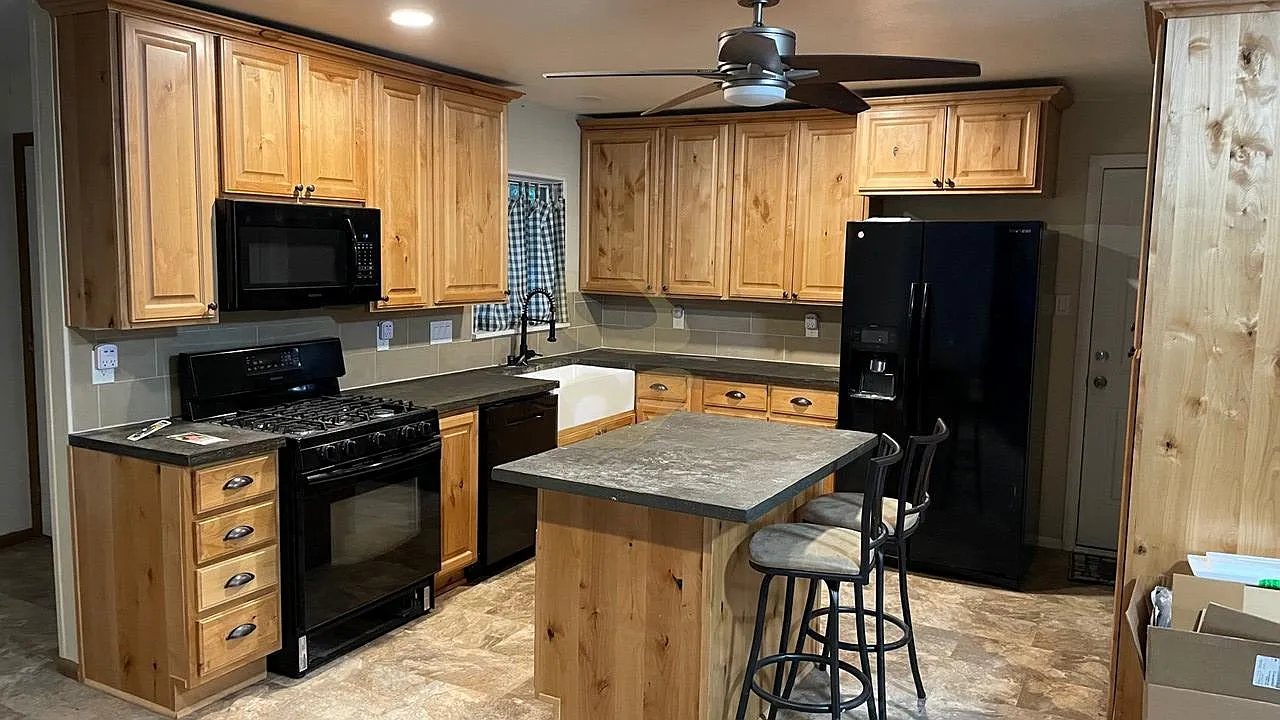 4 bed, 3200 sqft, $2,400 — Photo 3