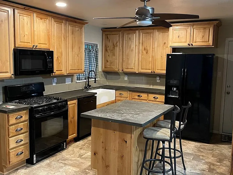 3833 Goodrich Ave NE — Photo 3