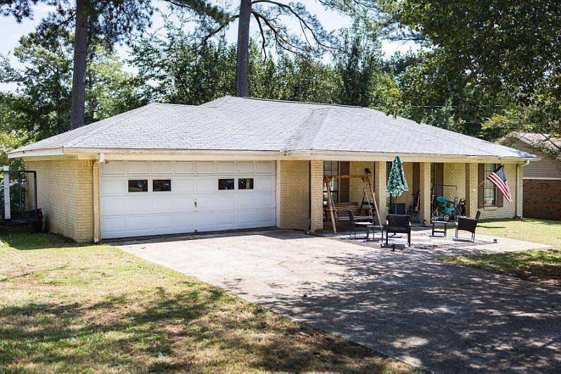 1st image of 402 N Foster Dr