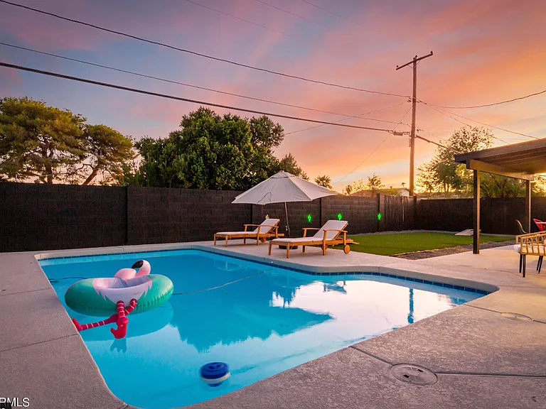 Pool / Lounge