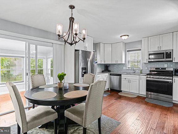 4th image of 2667 W Park Dr