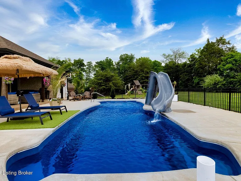 673 Marthas Ct — Photo 6