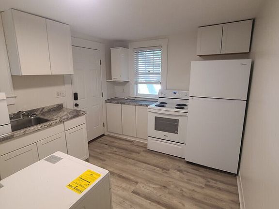 3rd image of 211 E Voorhis Ave #B