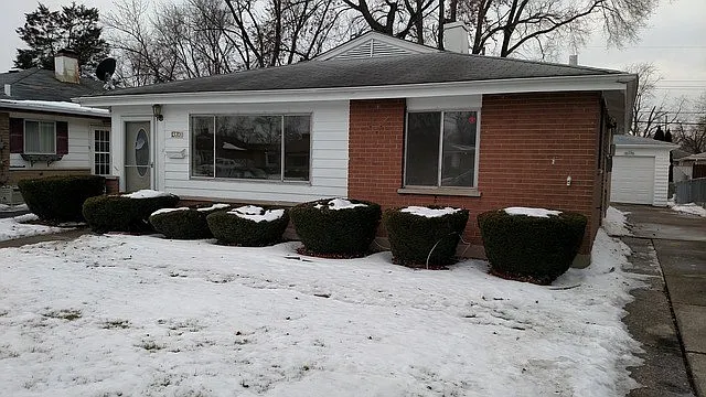 1370 Greenbay Ave photo 1