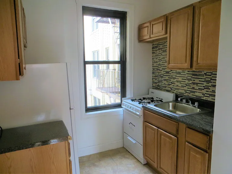 2138 Wallace Ave — Photo 4