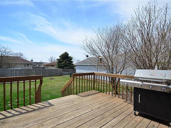 3rd image of 600 W Meadow Dr