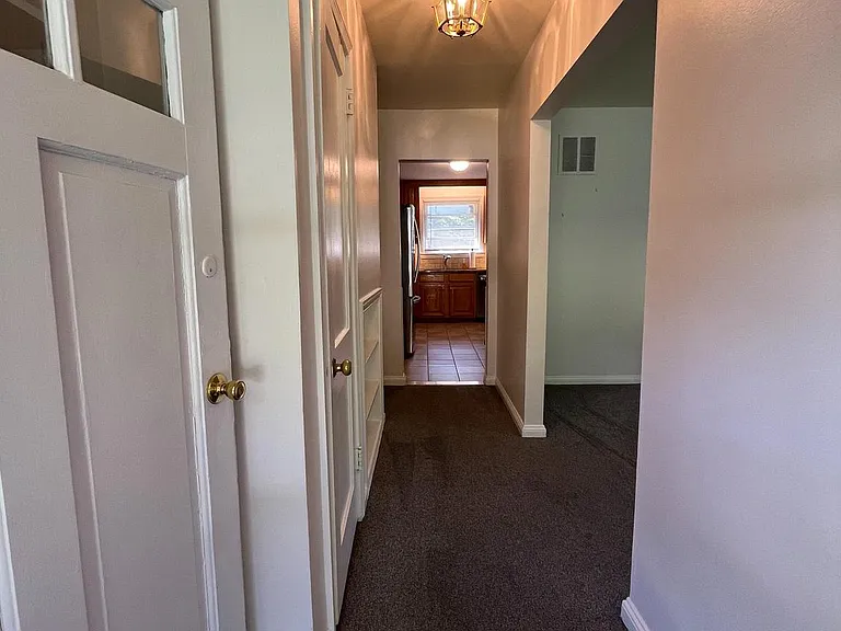 1213 Farmington Ln — Photo 10