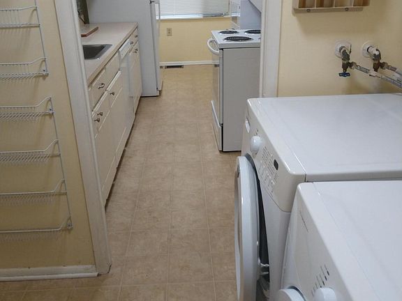 Kitchen/laundry area
