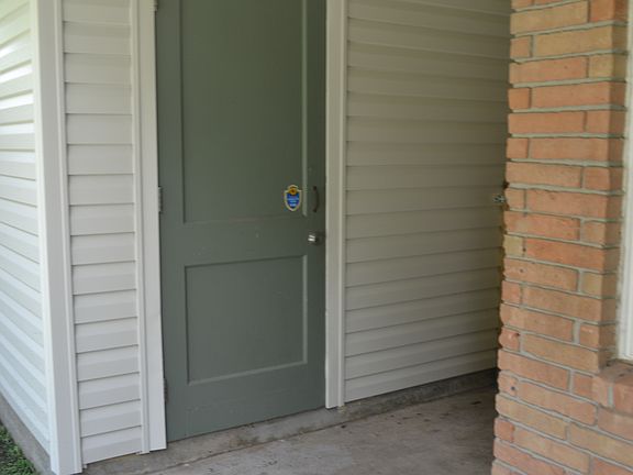 Entry to laundry room