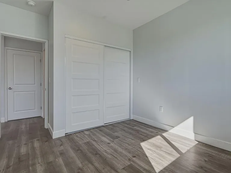 19833 Blythe St — Photo 5