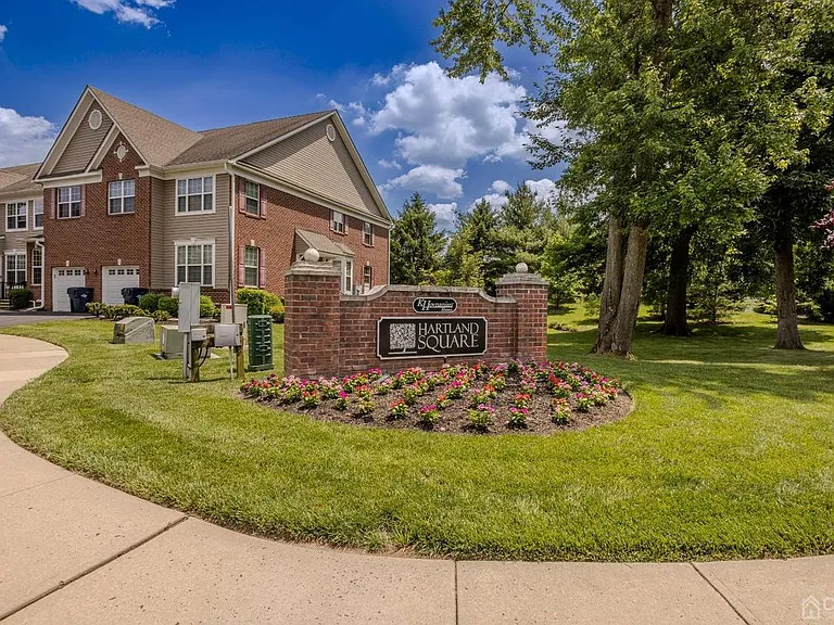 2474 N Canterbury Ln — Photo 2