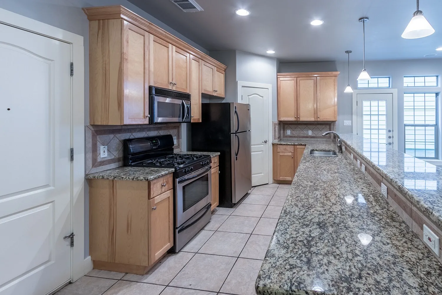 Ut Pre-Lease : 6 Bed / 3 Bath - Spacious Bedrooms, North Of Ut — Photo 4
