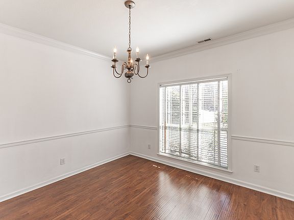 2nd image of 100 Canterbury Cir #1