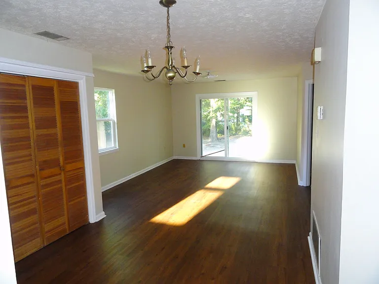 Ash Street (1037) — Photo 3