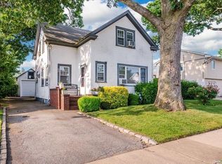 85 Pine St, Oceanside, NY 11572