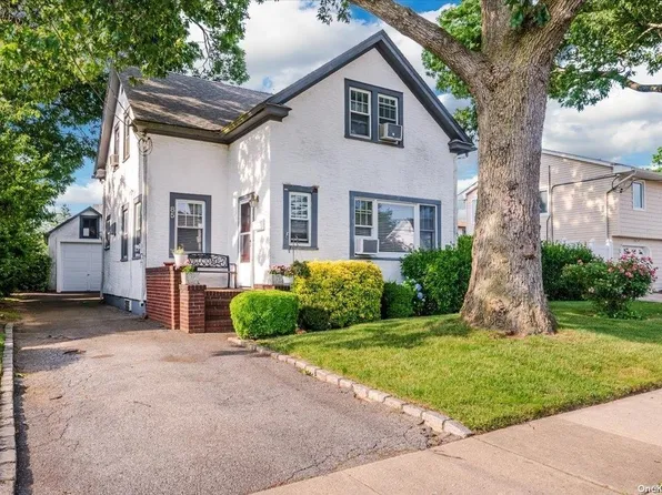 85 Pine Street, Oceanside, NY 11572